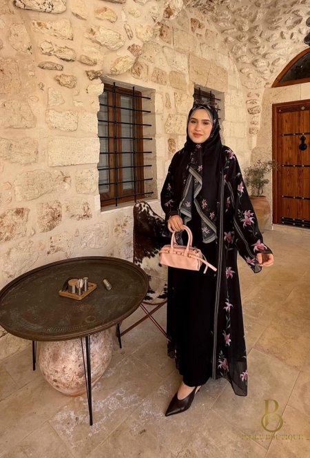 اسود مع ورد زهري